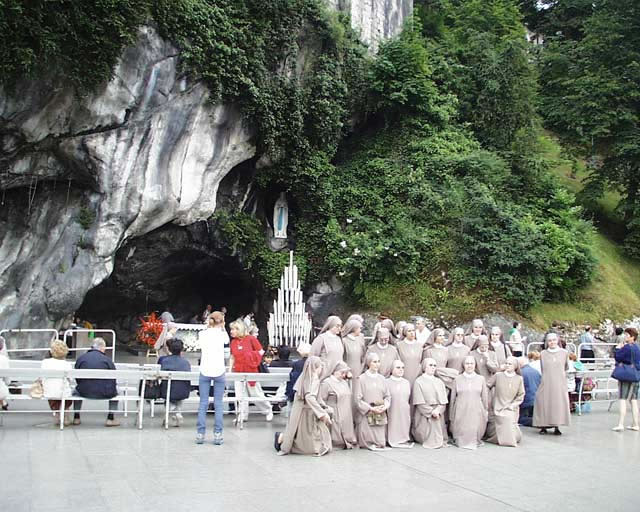 religieuses-devant-grotte_jpg.jpg