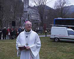 Mgr Jacques Perrier, évêque de Tarbes et Lourdes, prononce  quelques paroles avant la bénédiction