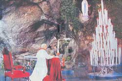 Le Pape à Lourdes en 1983 - Photo copyright  Les sanctuaires - Cliquez pour agrandir